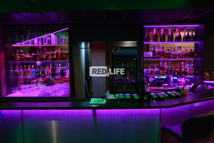 felszolgáló hostess promoter pultos sztriptíz