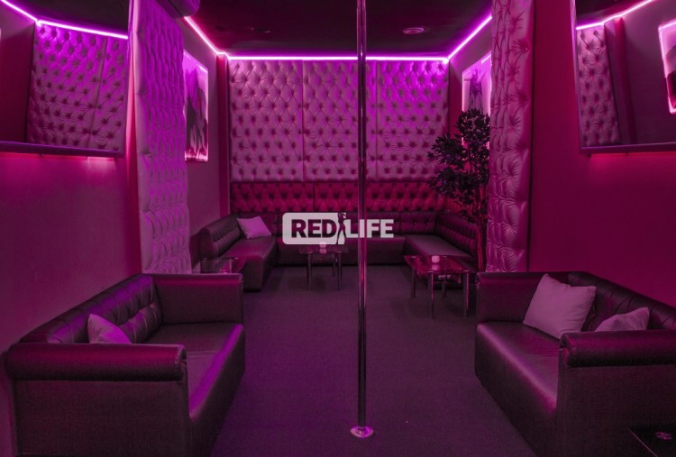 felszolgáló hostess promoter pultos sztriptíz