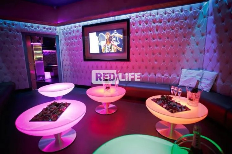 felszolgáló hostess promoter pultos sztriptíz