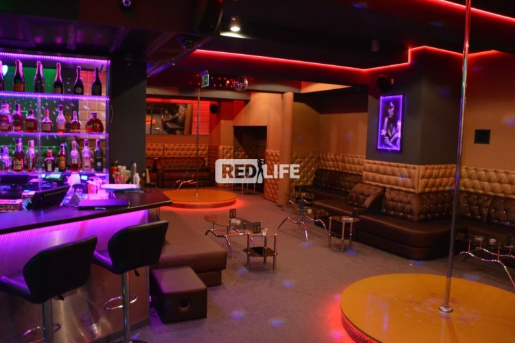 felszolgáló hostess promoter pultos sztriptíz