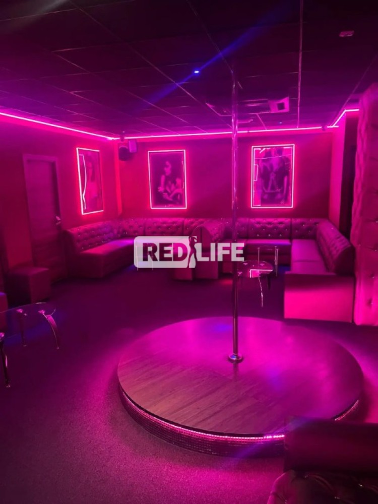 felszolgáló hostess promoter pultos sztriptíz